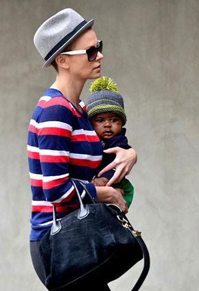 Charlize Theron بعدما قصّت شعرها!